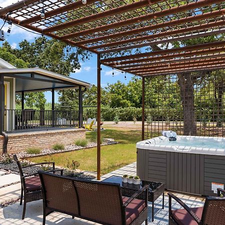 Blumenhaus Sleeps 6 Full Kitchen Plus Hot Tub Fredericksburg Exteriör bild