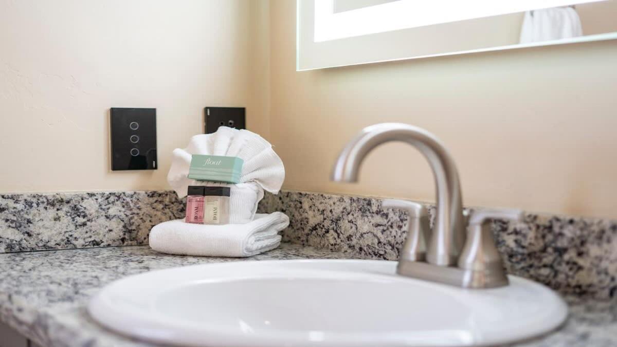 Blumenhaus Sleeps 6 Full Kitchen Plus Hot Tub Fredericksburg Exteriör bild