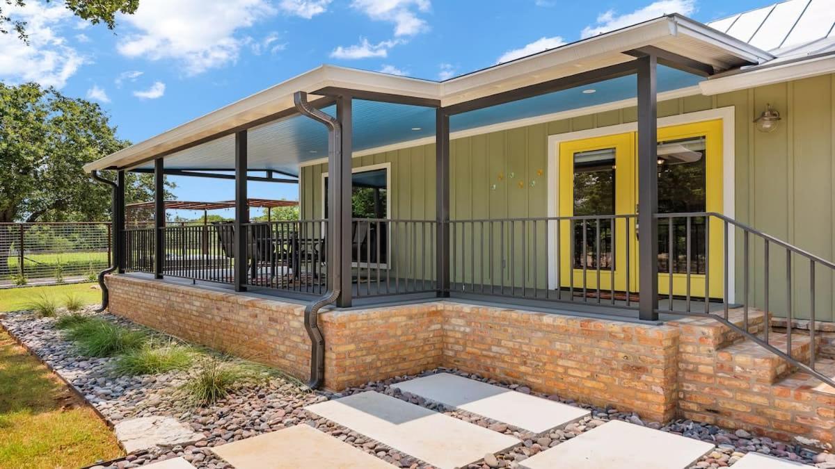 Blumenhaus Sleeps 6 Full Kitchen Plus Hot Tub Fredericksburg Exteriör bild