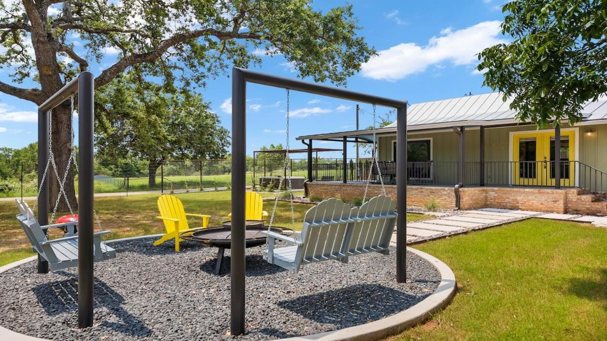 Blumenhaus Sleeps 6 Full Kitchen Plus Hot Tub Fredericksburg Exteriör bild