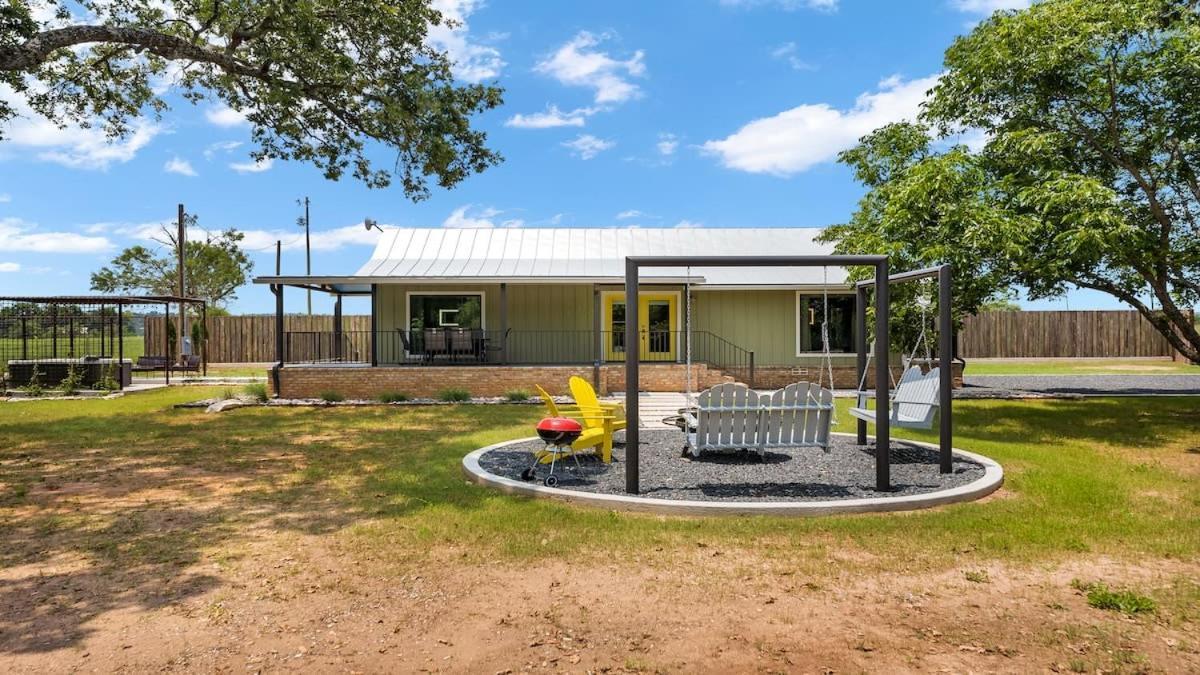 Blumenhaus Sleeps 6 Full Kitchen Plus Hot Tub Fredericksburg Exteriör bild