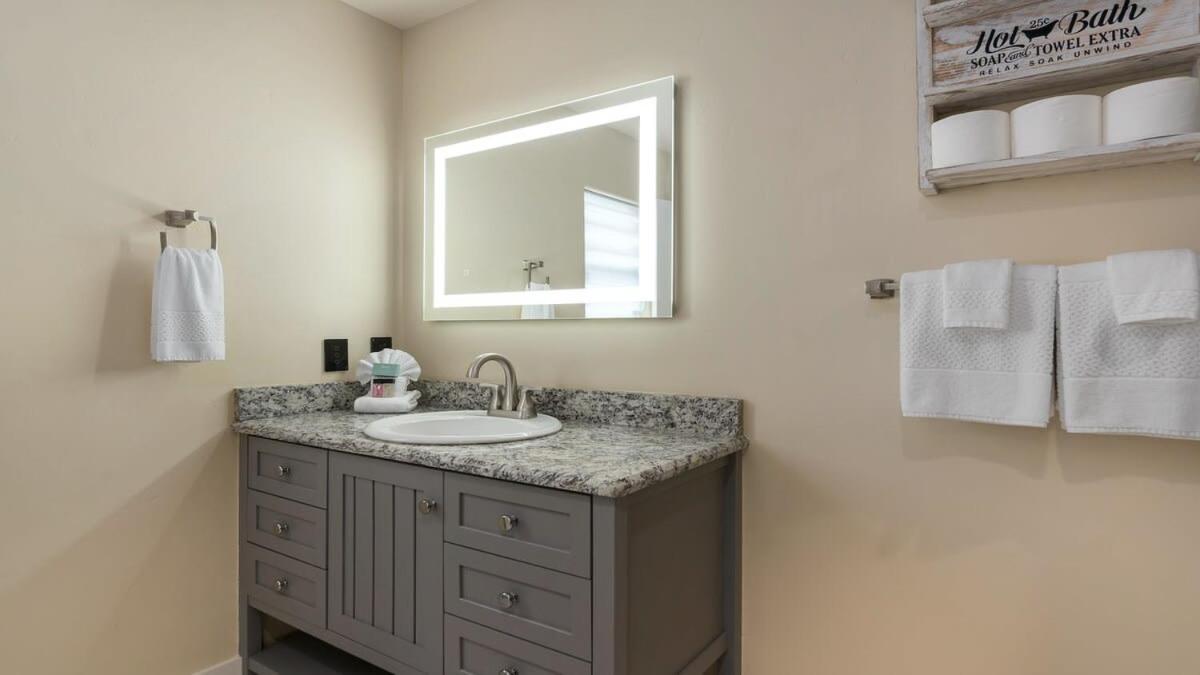 Blumenhaus Sleeps 6 Full Kitchen Plus Hot Tub Fredericksburg Exteriör bild
