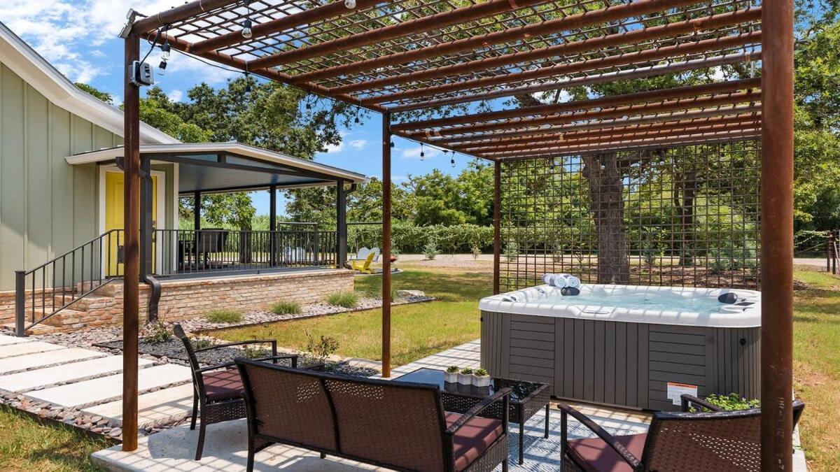 Blumenhaus Sleeps 6 Full Kitchen Plus Hot Tub Fredericksburg Exteriör bild