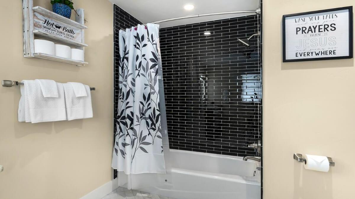 Blumenhaus Sleeps 6 Full Kitchen Plus Hot Tub Fredericksburg Exteriör bild