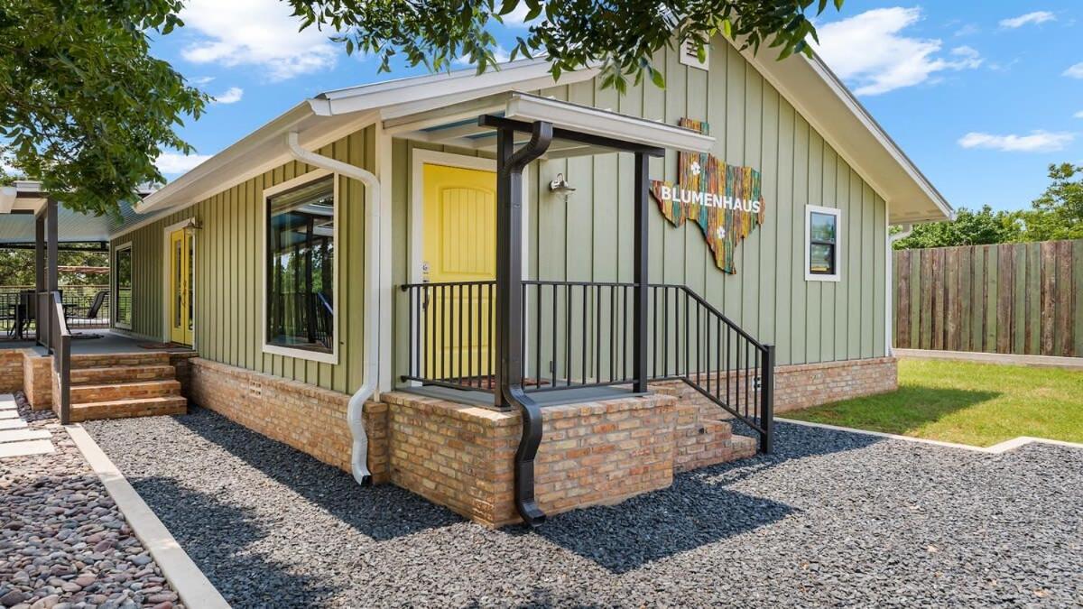 Blumenhaus Sleeps 6 Full Kitchen Plus Hot Tub Fredericksburg Exteriör bild