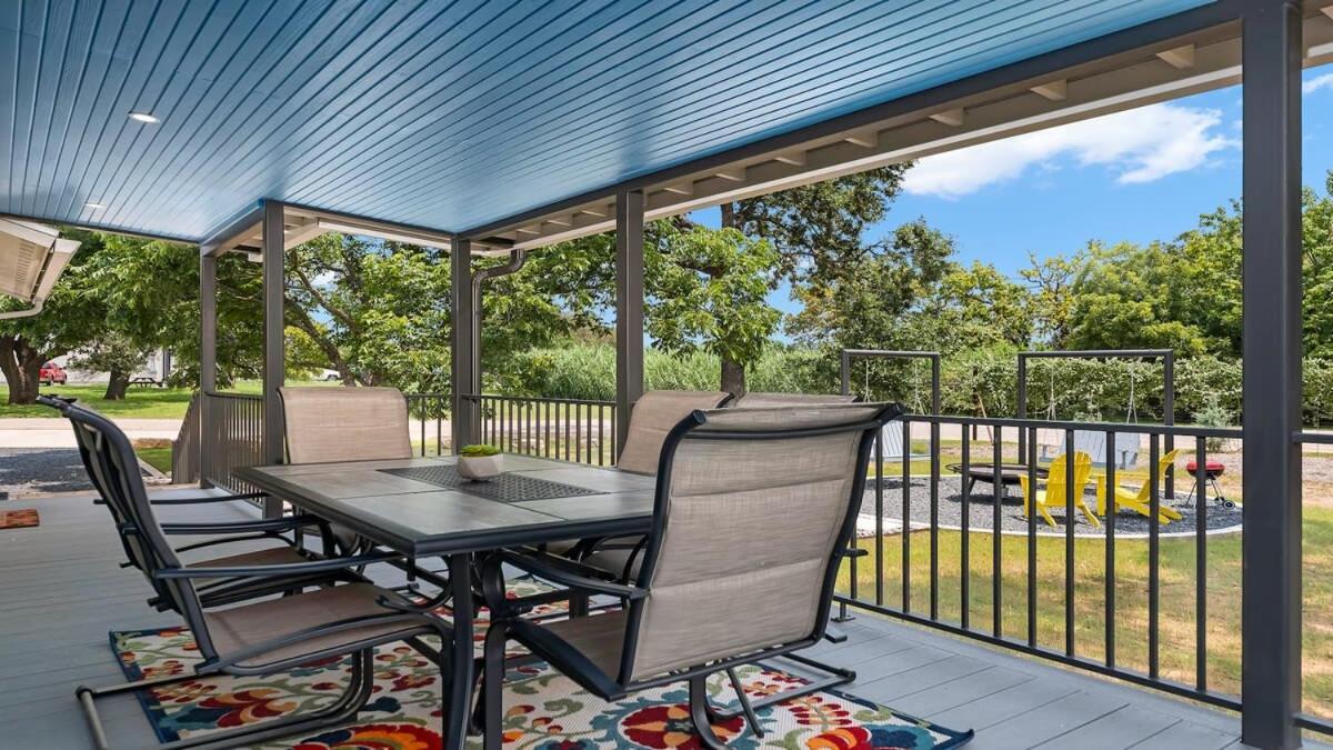 Blumenhaus Sleeps 6 Full Kitchen Plus Hot Tub Fredericksburg Exteriör bild