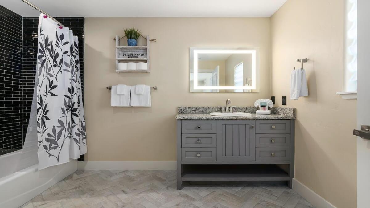 Blumenhaus Sleeps 6 Full Kitchen Plus Hot Tub Fredericksburg Exteriör bild