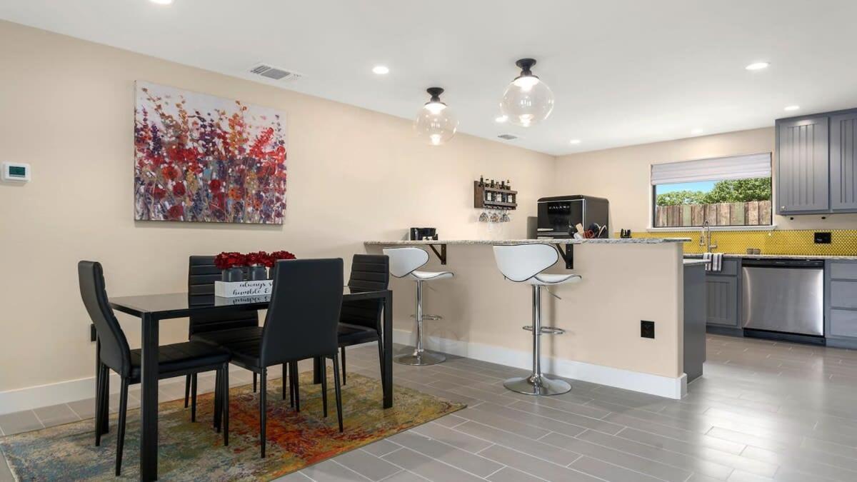 Blumenhaus Sleeps 6 Full Kitchen Plus Hot Tub Fredericksburg Exteriör bild