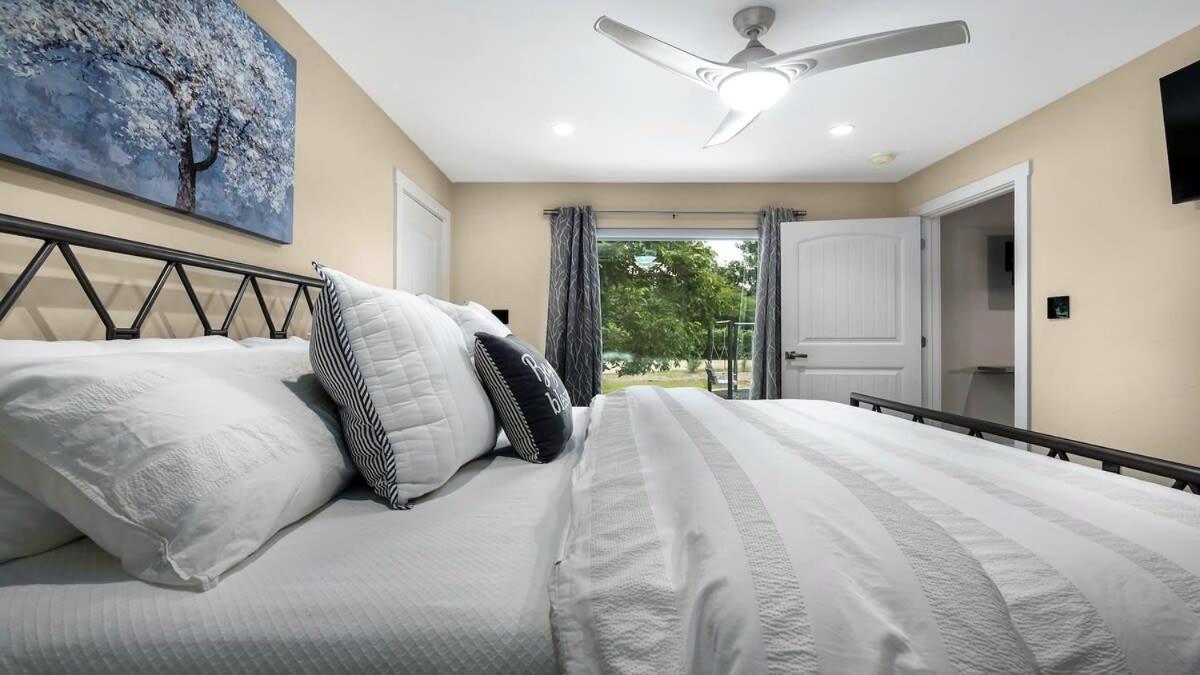 Blumenhaus Sleeps 6 Full Kitchen Plus Hot Tub Fredericksburg Exteriör bild