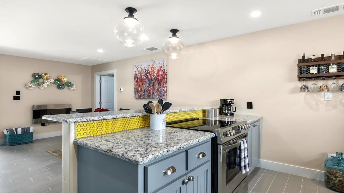 Blumenhaus Sleeps 6 Full Kitchen Plus Hot Tub Fredericksburg Exteriör bild