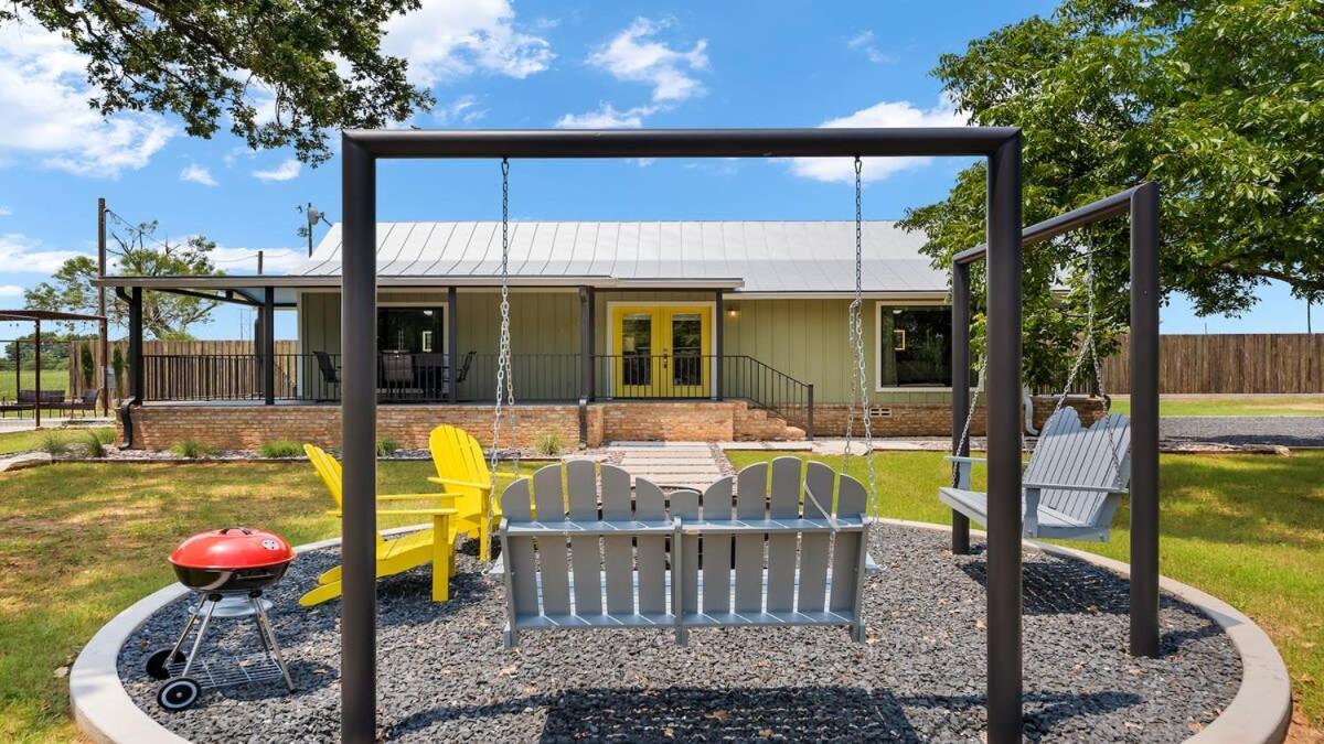 Blumenhaus Sleeps 6 Full Kitchen Plus Hot Tub Fredericksburg Exteriör bild