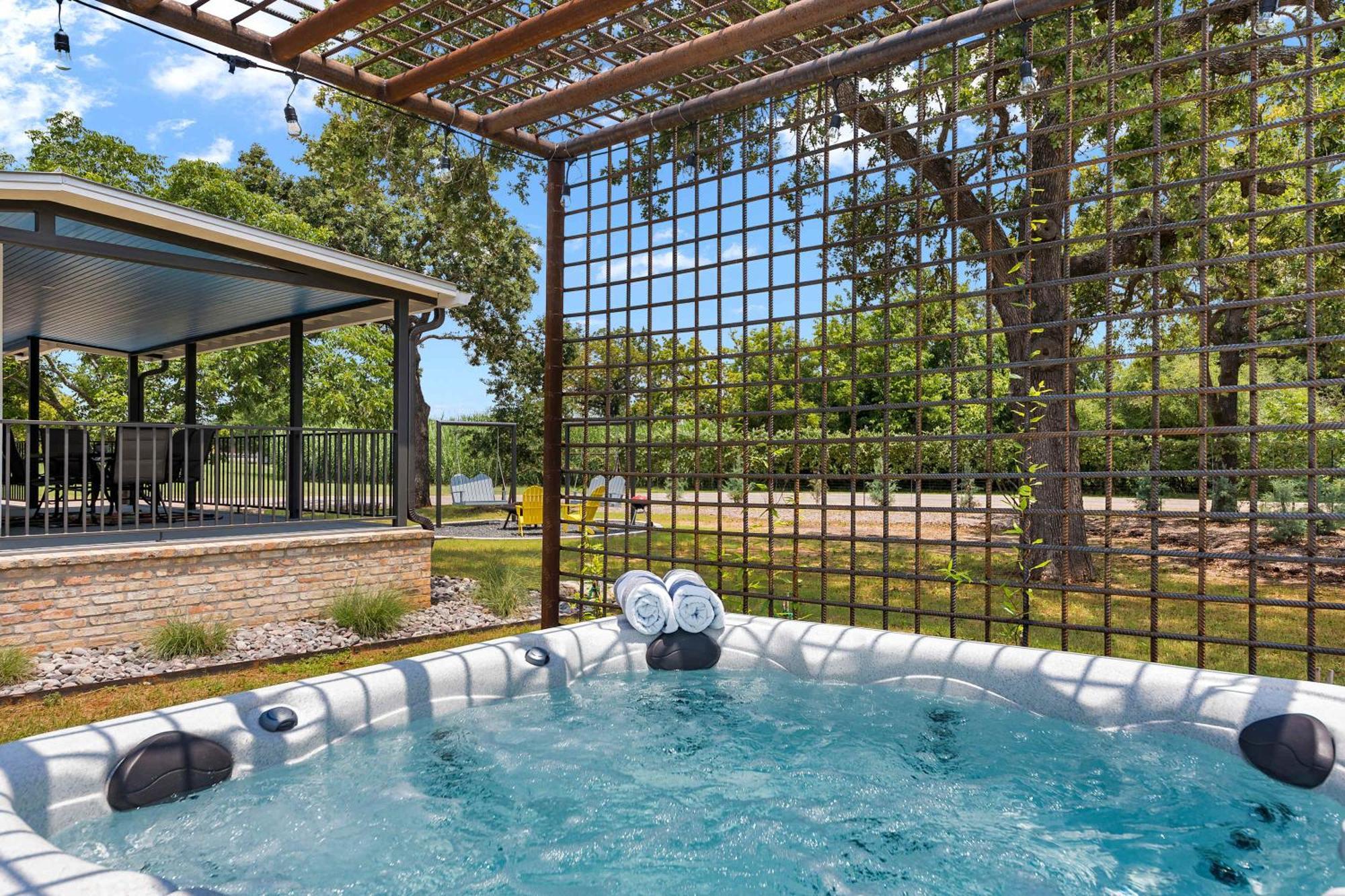 Blumenhaus Sleeps 6 Full Kitchen Plus Hot Tub Fredericksburg Exteriör bild