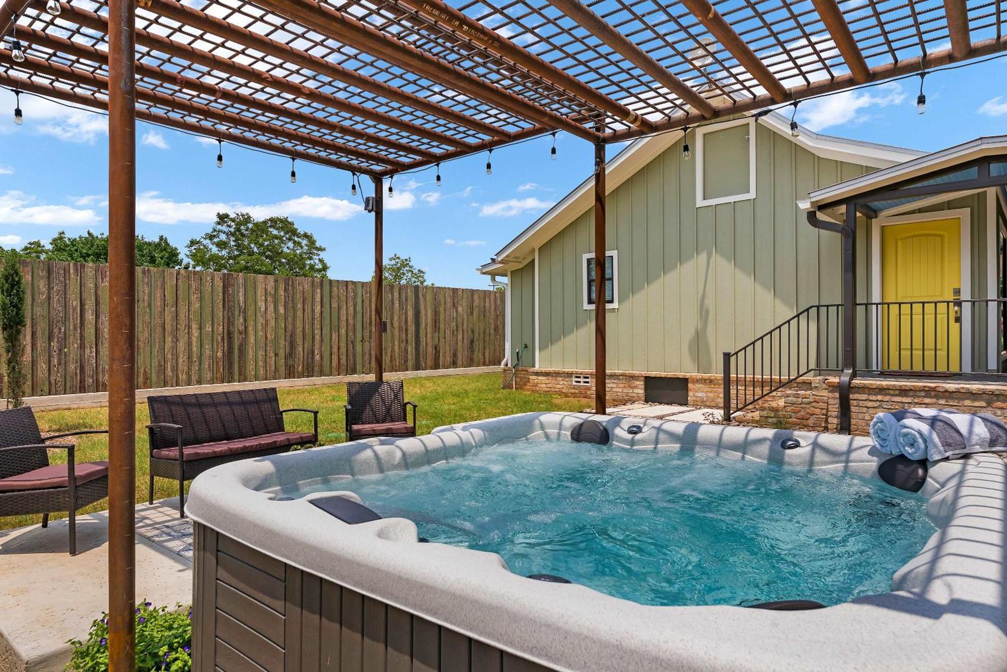 Blumenhaus Sleeps 6 Full Kitchen Plus Hot Tub Fredericksburg Exteriör bild